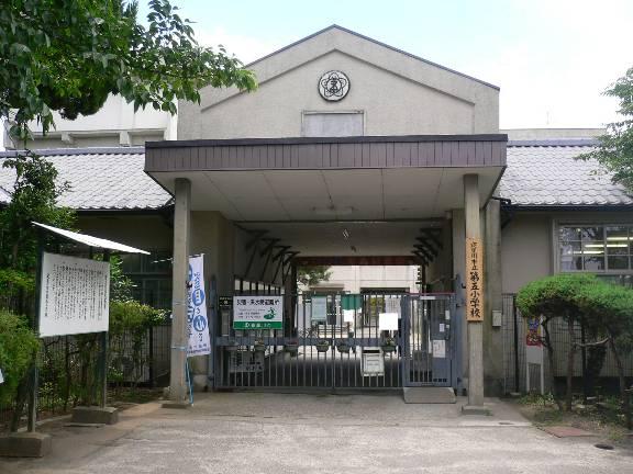 Primary school. Neyagawa Municipal fifth to elementary school 104m
