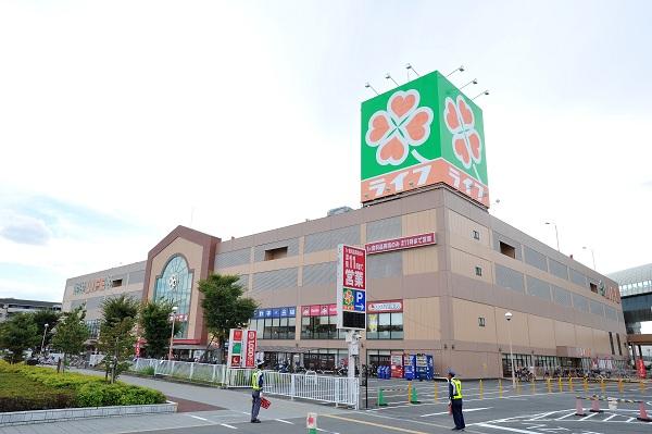Supermarket. Hypermarket life Kadoma store up to life Kadoma shop not 1250m grocery only everyday goods also book can also purchase.