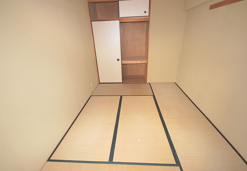 Living and room. Japanese-style room 6 quires, closet Open