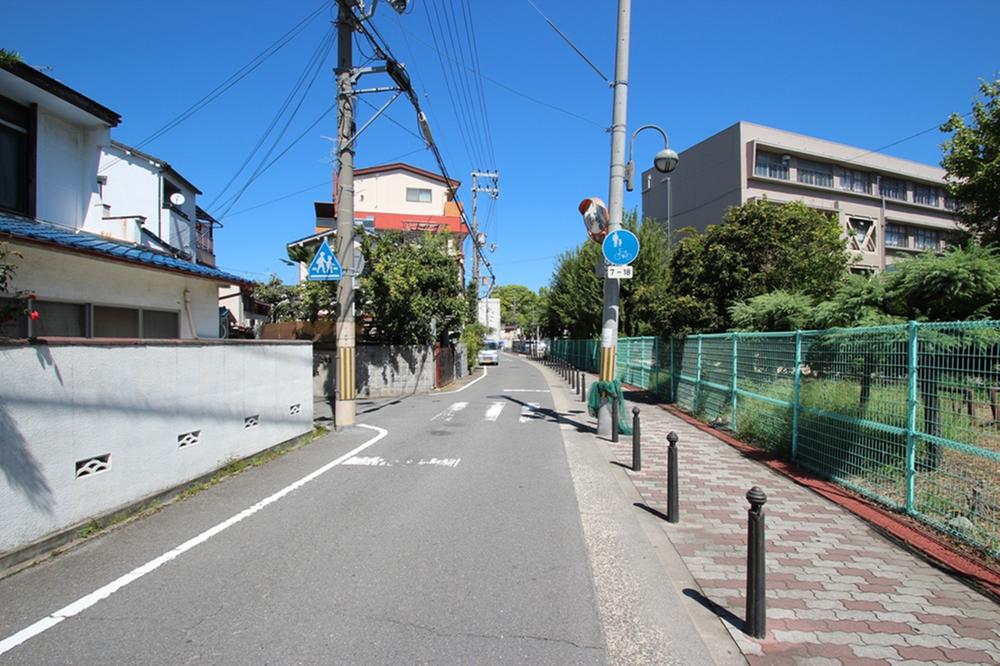 Other local. This is also the southeast side. It is an atmosphere of calm residential area. 