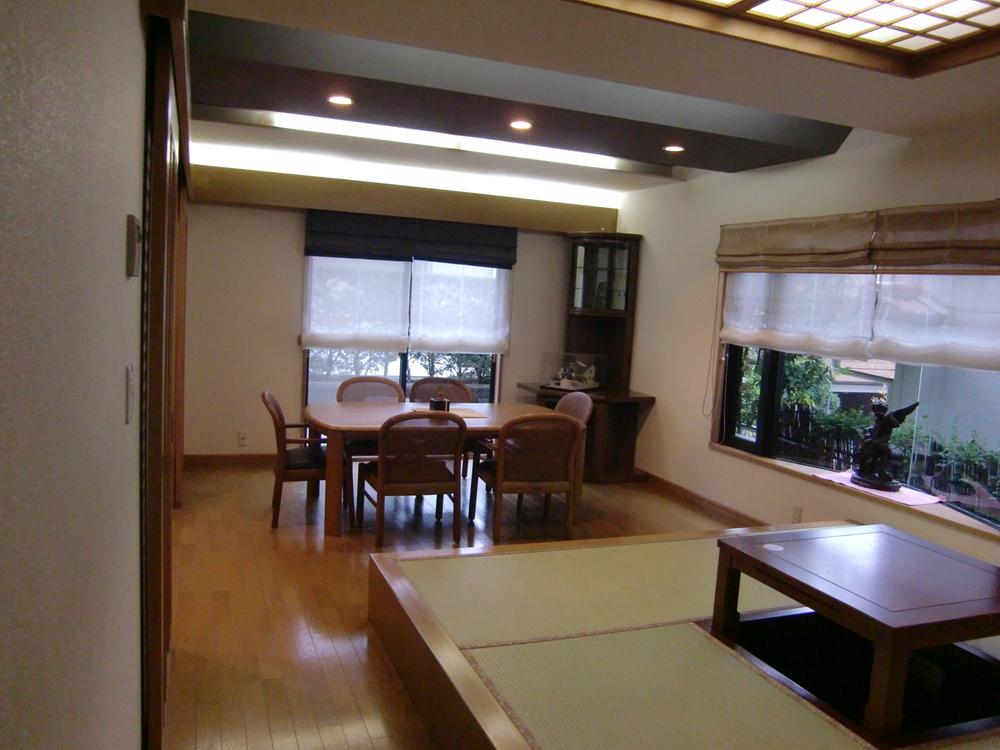 Other introspection. Dining space with tatami corner