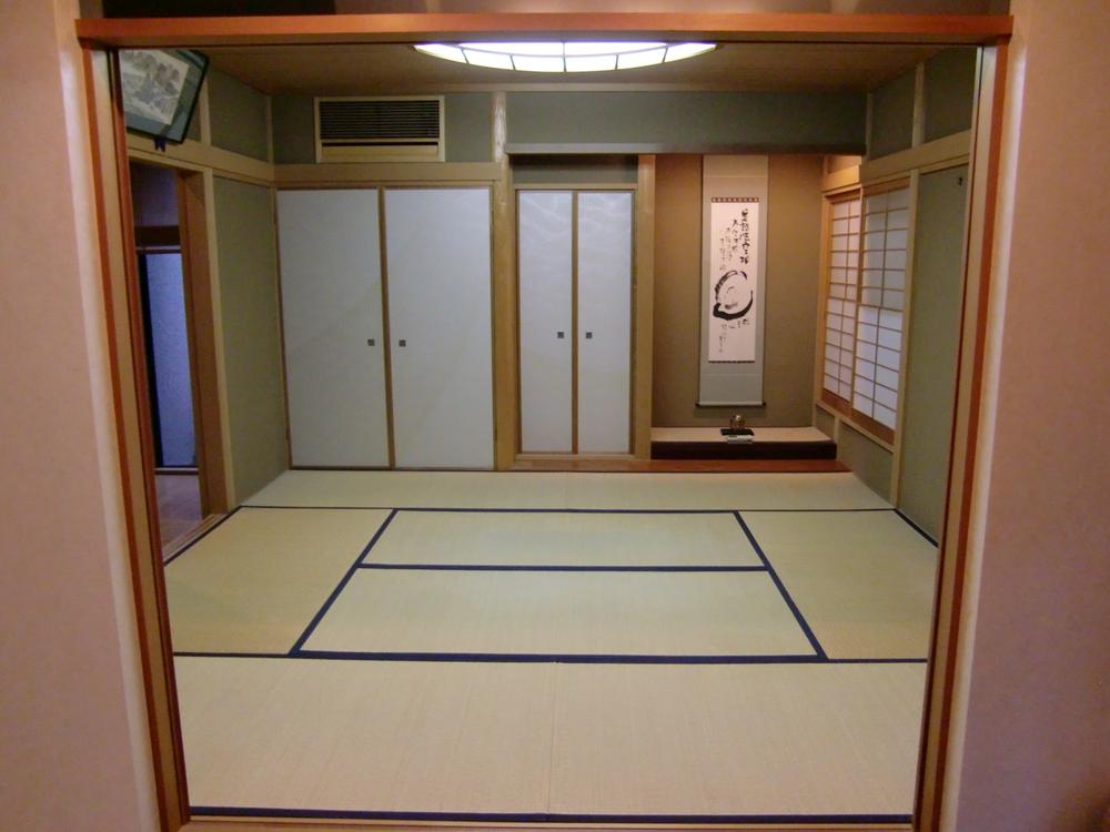 Non-living room. There is a firm Japanese-style room as a drawing room