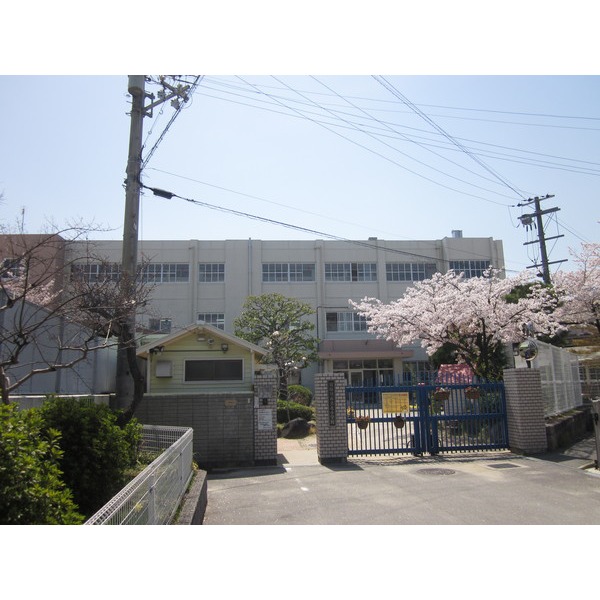Primary school. Neyagawa Tatsukita to elementary school (elementary school) 417m
