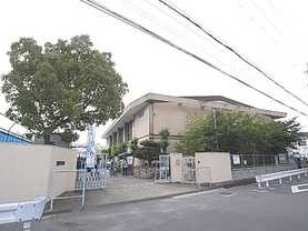 Primary school. Neyagawa 493m to stand Ikeda elementary school (elementary school)