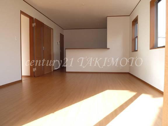 Same specifications photos (living). The arrangement of the furniture is easy to LDK!