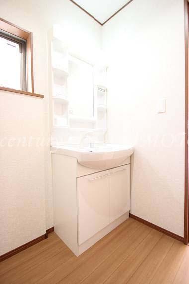 Wash basin, toilet. Convenient Shampoo dresser!