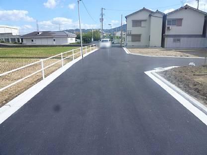 Local photos, including front road. There is a sense of relief because there is no building on the opposite!