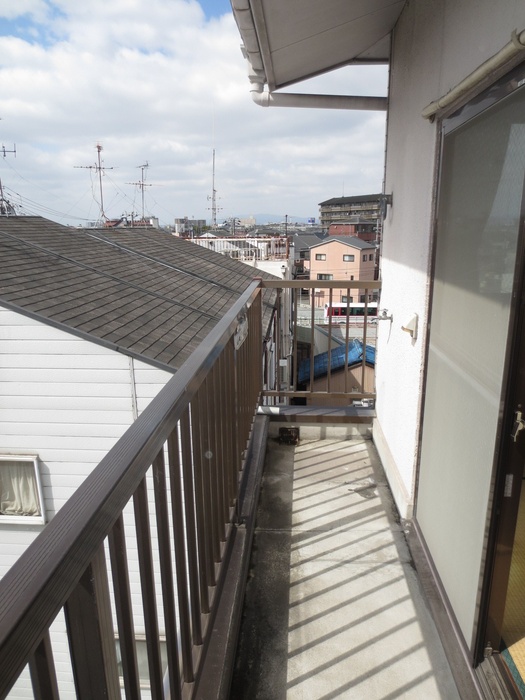 Balcony. The top floor facing south! Bright.