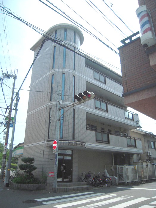 Building appearance. 1F convenient living at a convenience store