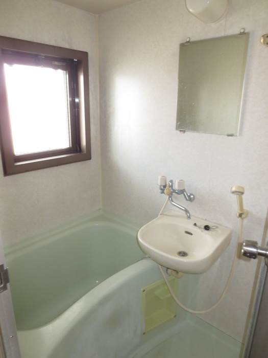 Bath. With a window in the bathroom