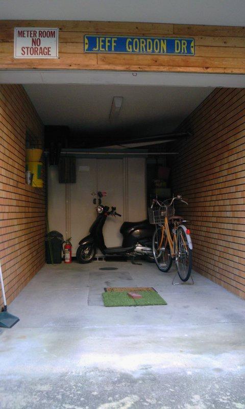 Parking lot. Local (11 May 2013) Shooting Also entered storeroom and motorcycles, Garage of spacious space which can also be parking. 