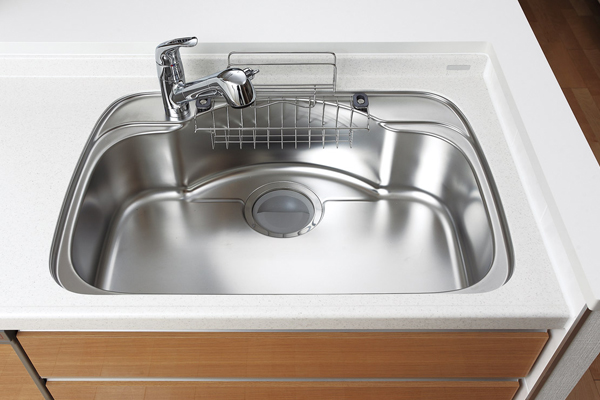 Kitchen.  [Quiet center pocket sink] Large pot also wide sink washable comfortably is, Silent type to keep the I sound water. It has never clogged even in large washing by the step of the drain outlet (same specifications)