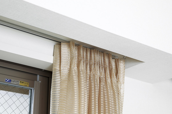 Living.  [Curtain box] living ・ The dining of the window, Beautiful curtain of put away is, Curtain box to produce a refreshing space has been adopted (same specifications)