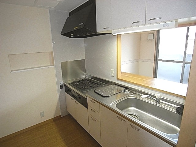 Kitchen. 3-burner stove
