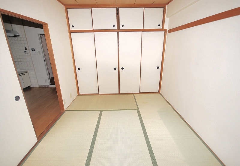Living and room. Japanese-style room 6 quires