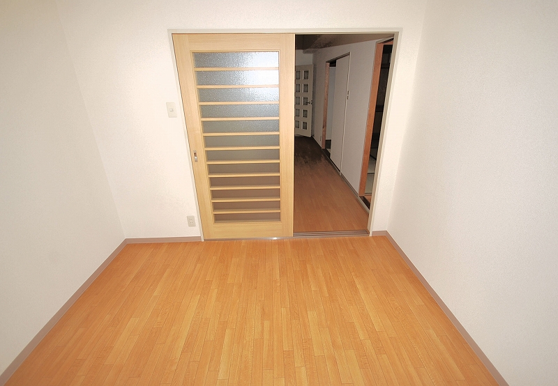 Living and room. Western-style 4.5 Pledge