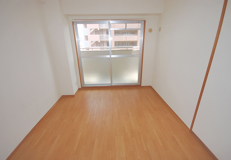 Living and room. Western-style 6 Pledge