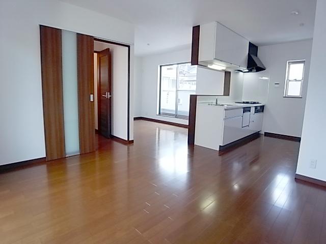 Same specifications photos (living). Spacious living room with a bright room
