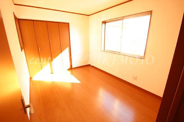 Non-living room. It requires no storage space rich and chest of drawers!