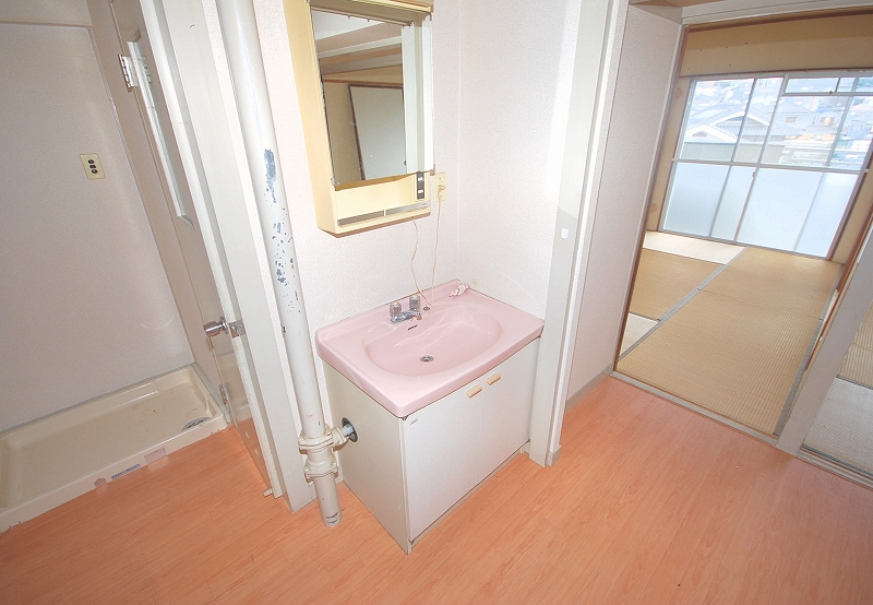 Washroom. Wash basin