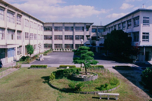 Junior high school. Neyagawa Municipal fourth junior high school (junior high school) up to 374m