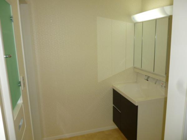 Wash basin, toilet. It is with towel holder.