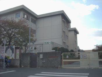 Junior high school. Neyagawa Municipal Tomoryo 岐中 to school 876m