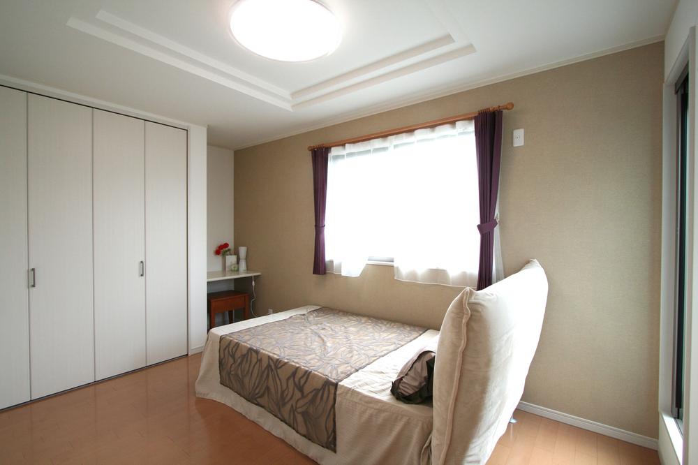 Non-living room.  [Model House Master Bedroom] Impressive stylish Oriage ceilings and large windows.  Like a nice master bedroom hotel.  (June 2013) Shooting