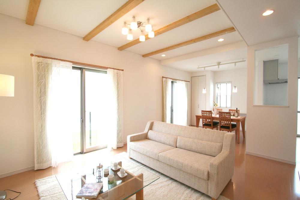 Living.  [Model house LDK] 18.42 Pledge of spacious LDK.  By adopting the high ceiling of 2.7m, And finished with a further open space.  You can spend leisurely with your family.  Indoor (June 2013) Shooting