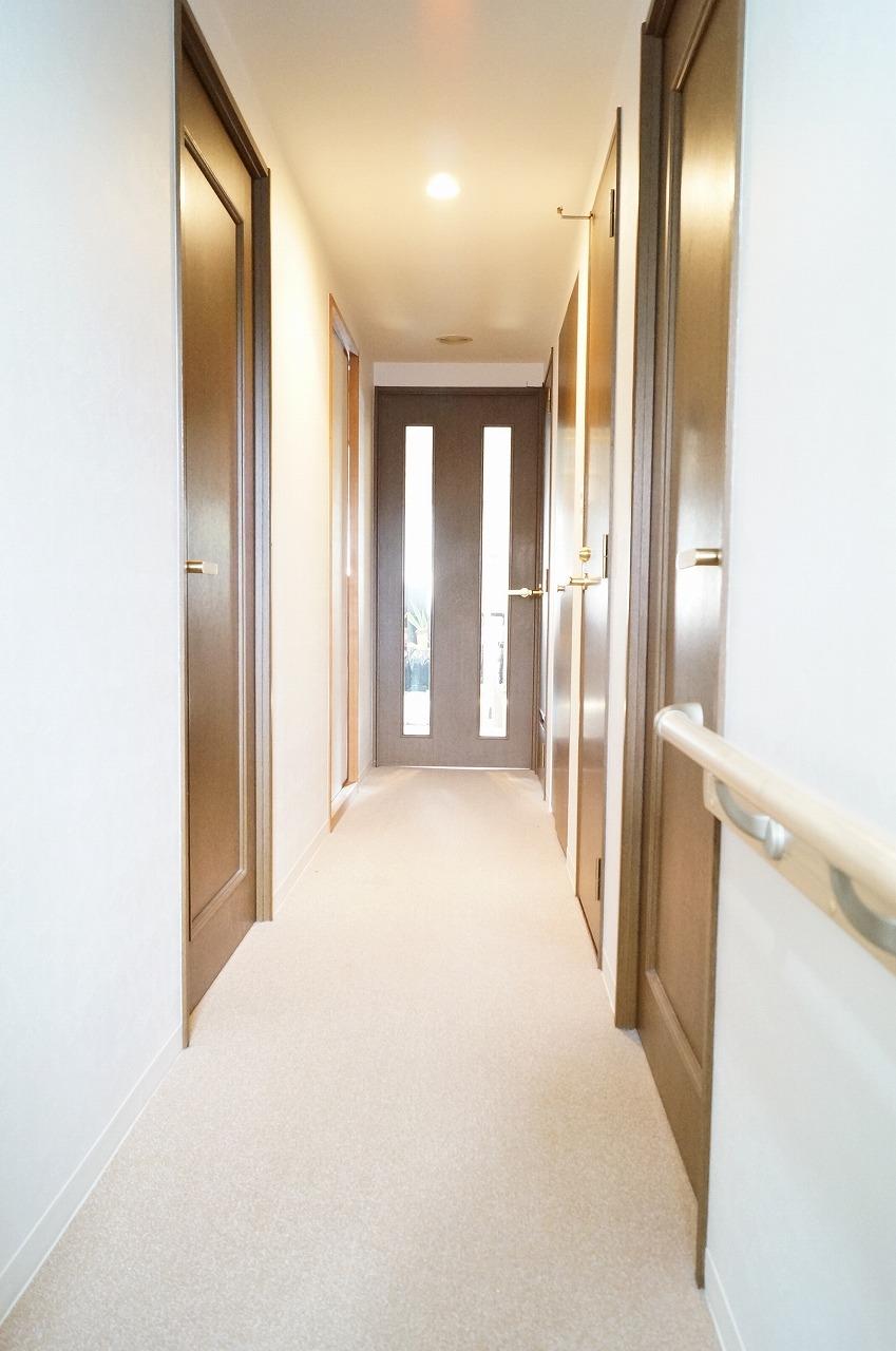 Entrance. Local portion from the front door Bright and beautiful local! With a convenient handrail!