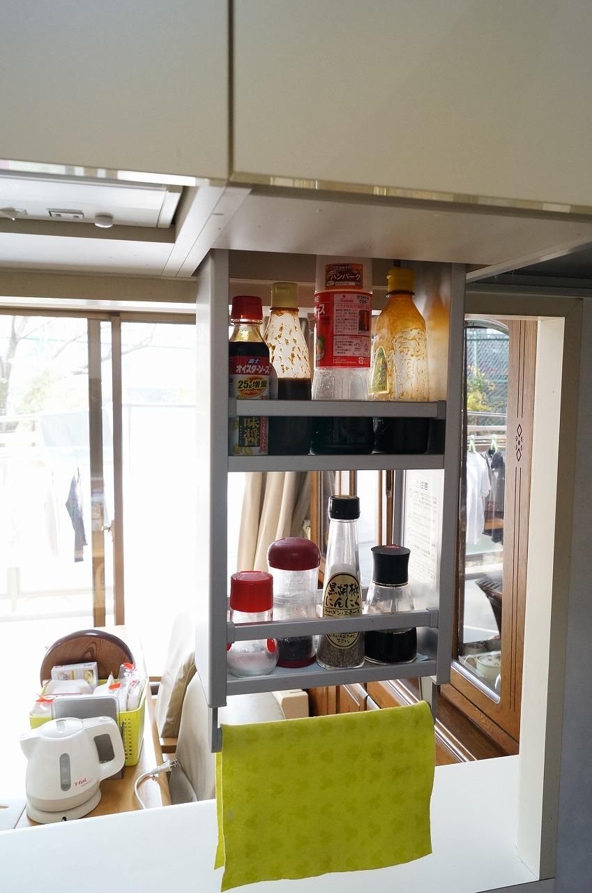 Kitchen. Cruet of pull-down is useful!