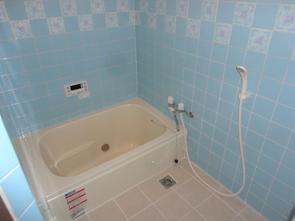 Bathroom.  ◆  ◆ Bathtub new! There is also a window ◆  ◆ 