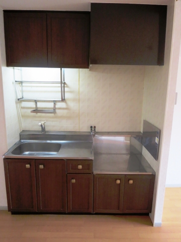 Kitchen. Sunny Court Chanter