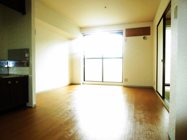 Living and room. Sunny Court Chanter