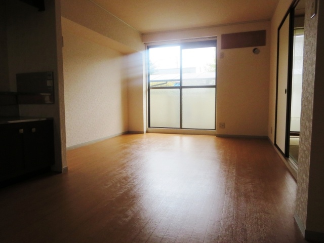 Living and room. Sunny Court Chanter