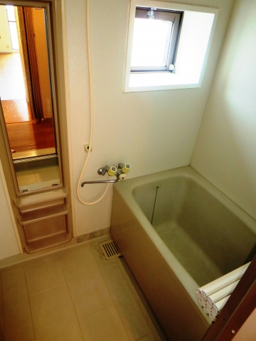 Bath. Sunny Court Chanter