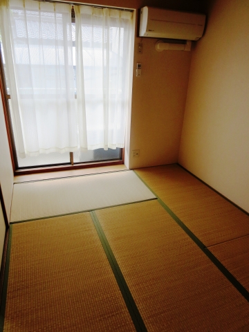 Living and room. Sunny Court Chanter