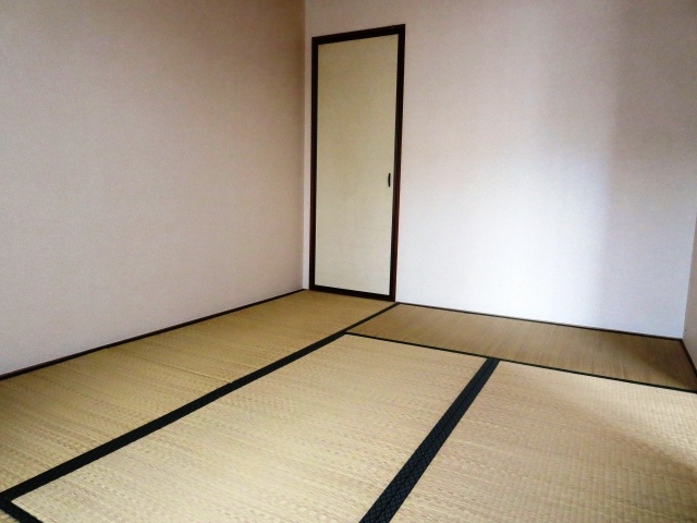 Living and room. Sunny Court Chanter