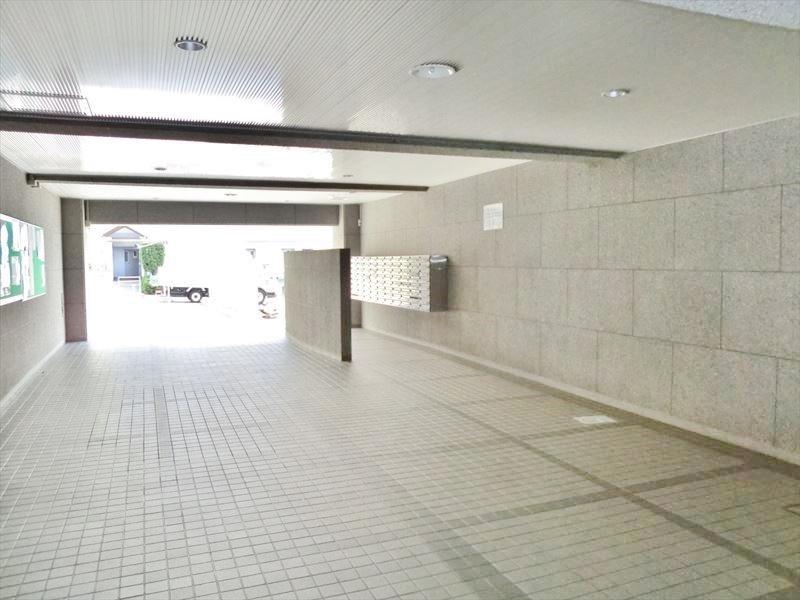 Entrance. Common areas