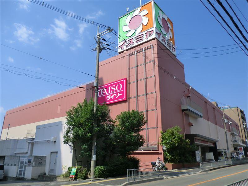 Supermarket. Izumiya Higashineyagawa to the store 992m