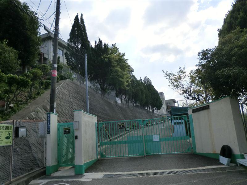 Primary school. Neyagawa Municipal Umegaoka to elementary school 627m
