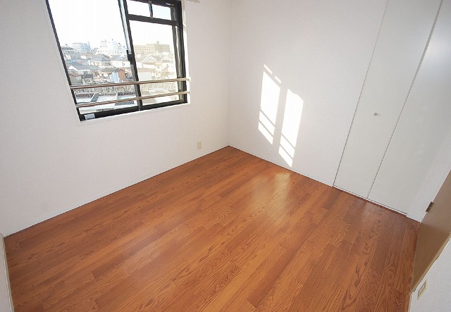 Living and room. Western-style 4.6 Pledge