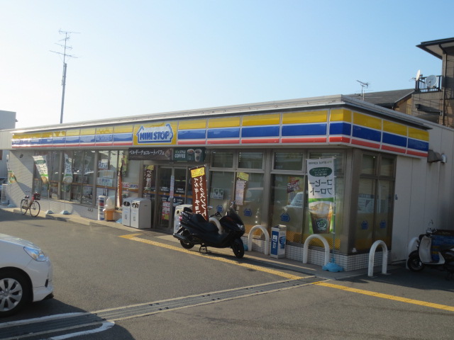 Convenience store. MINISTOP Neyagawa Kansozuka Machiten up (convenience store) 184m