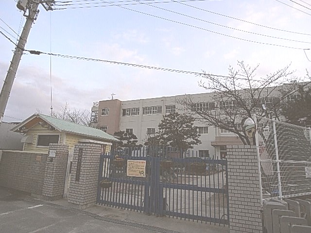 Primary school. Neyagawa Tatsukita to elementary school (elementary school) 283m