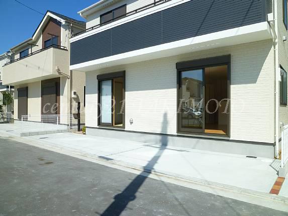 Local photos, including front road. Was building completed. ! Also it can be easily parked in the widely beginner parking.