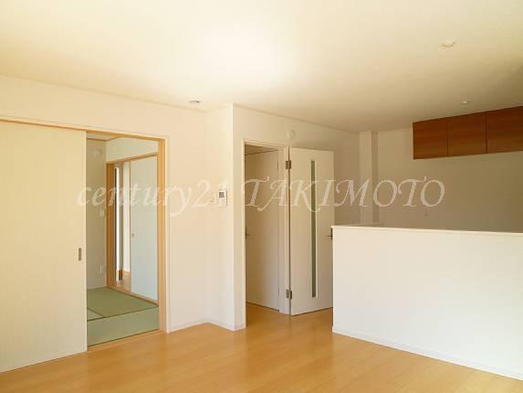 Living. Japanese-style room adjacent to the living room is also ideal as a guest room.