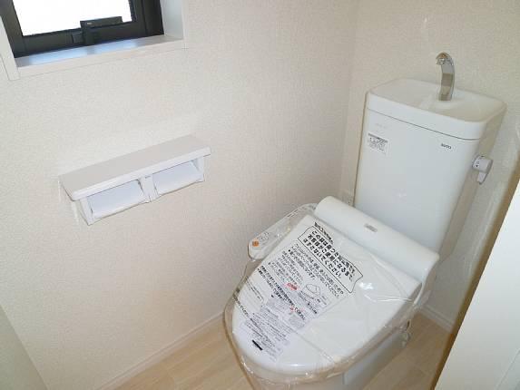 Toilet. Pat ventilation There is a window in the toilet! !