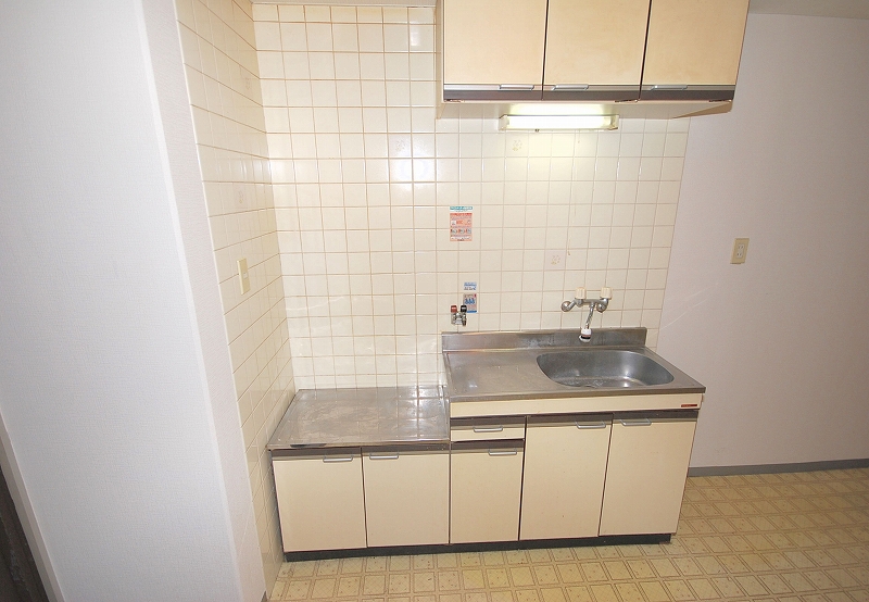 Kitchen. Two-burner gas stove installation Allowed.