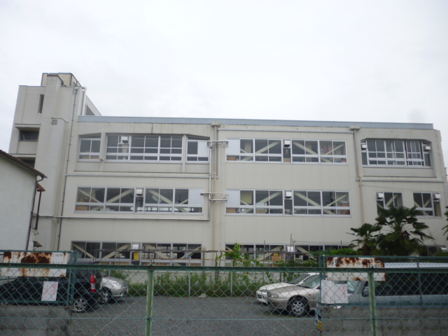 Primary school. Neyagawa Tatsukita to elementary school (elementary school) 569m