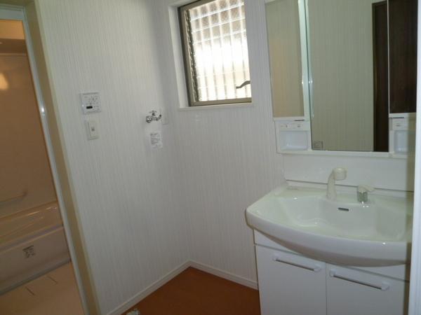 Wash basin, toilet. Directing the room is fine basin space